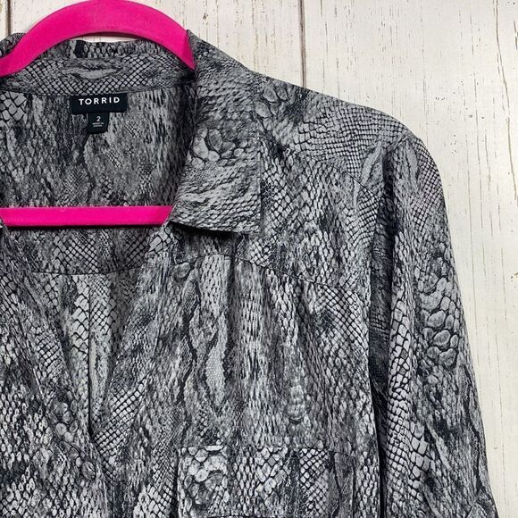 Torrid Plus Size Snakeskin Print Blouse Modern Chic Neutral Top Blouse - Picture 5 of 16